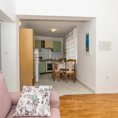 Marina On The Second Floor Apartmán *