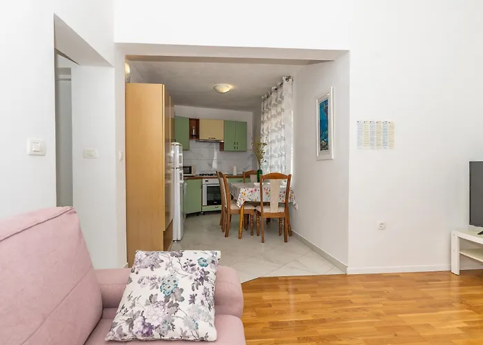 Marina On The Second Floor Apartman *